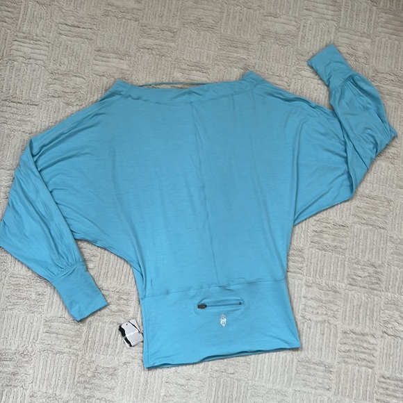 Free People x FP Movement Sky High Long Sleeve Oversized Top Ice Bath Blue Small - Picture 3 of 16